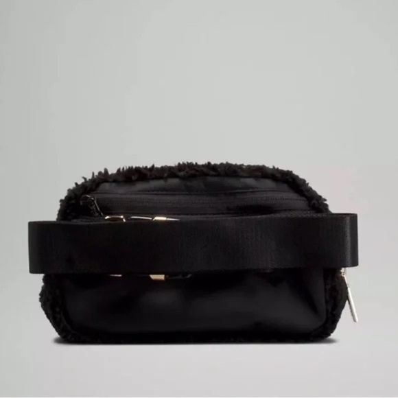 NWT Lululemon everywhere belt bag fleece black - Picture 4 of 7